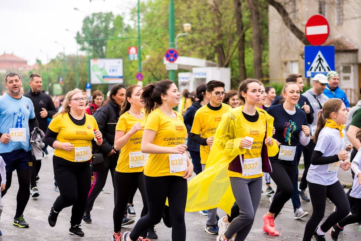 group of friends running a marathon 